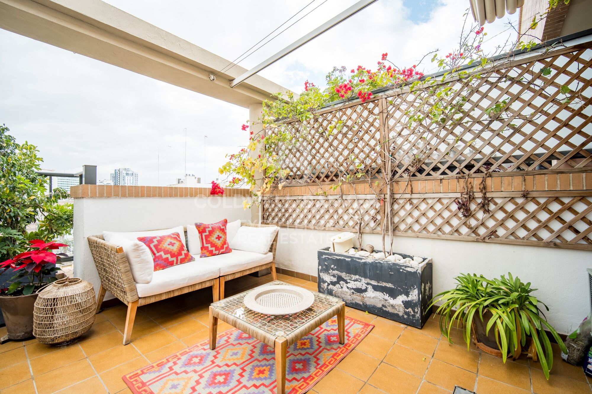 Beautiful penthouse with 20 m2 terrace, garage and storage room on Avenida del Puerto. Rental from July 1st to 31st.