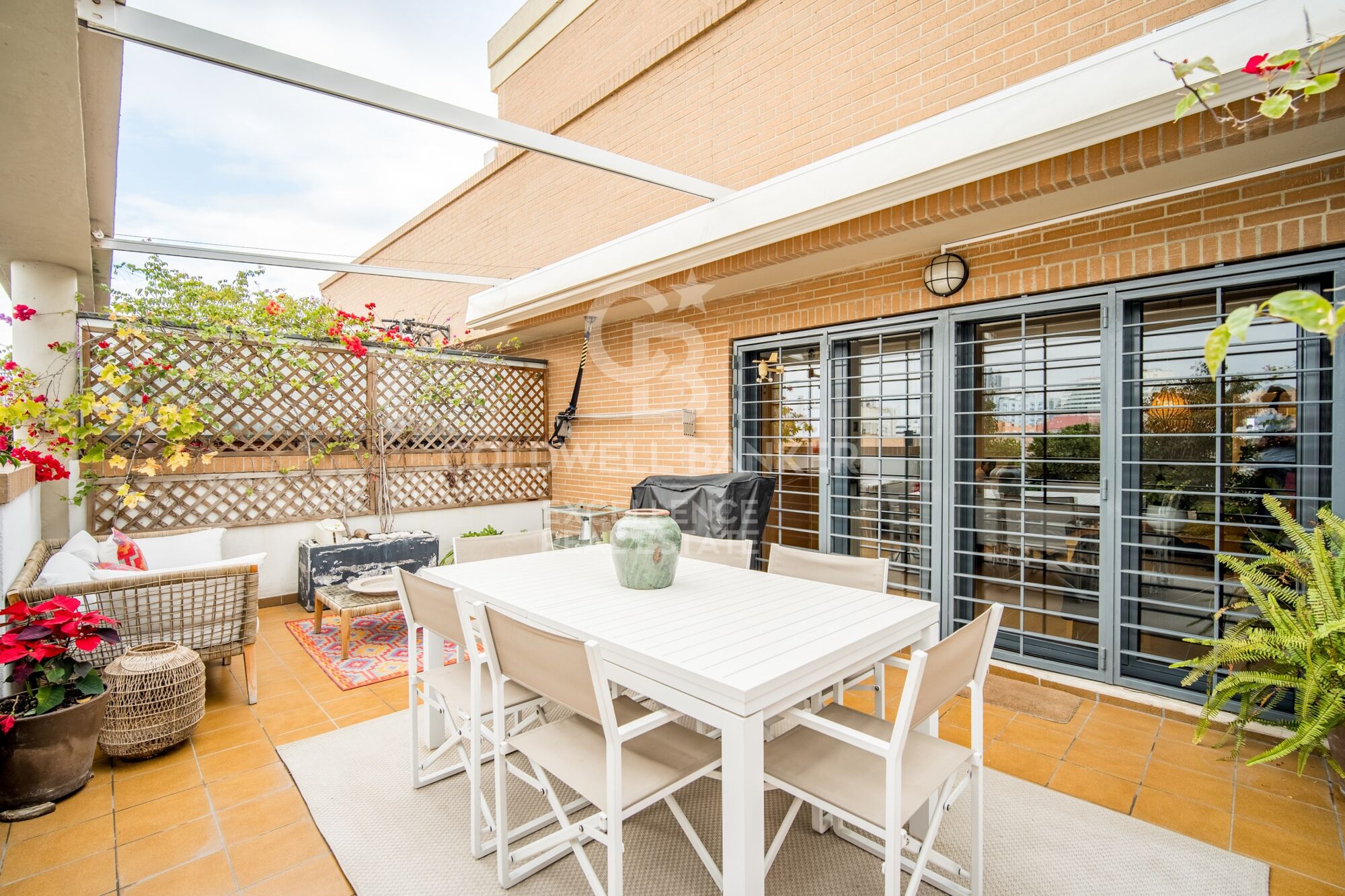 Beautiful penthouse with 20 m2 terrace, garage and storage room on Avenida del Puerto. Rental from July 1st to 31st.