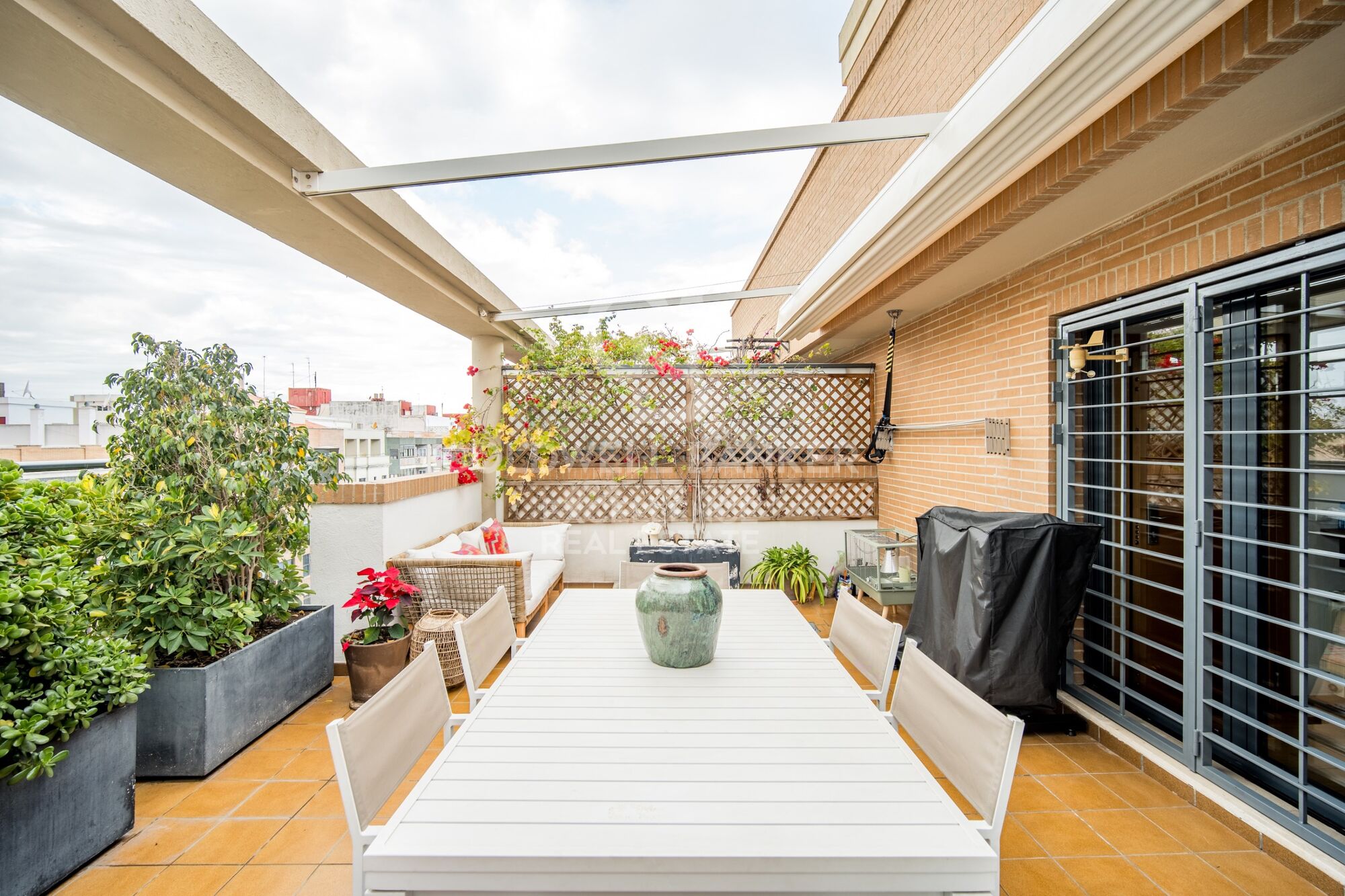 Beautiful penthouse with 20 m2 terrace, garage and storage room on Avenida del Puerto. Rental from July 1st to 31st.