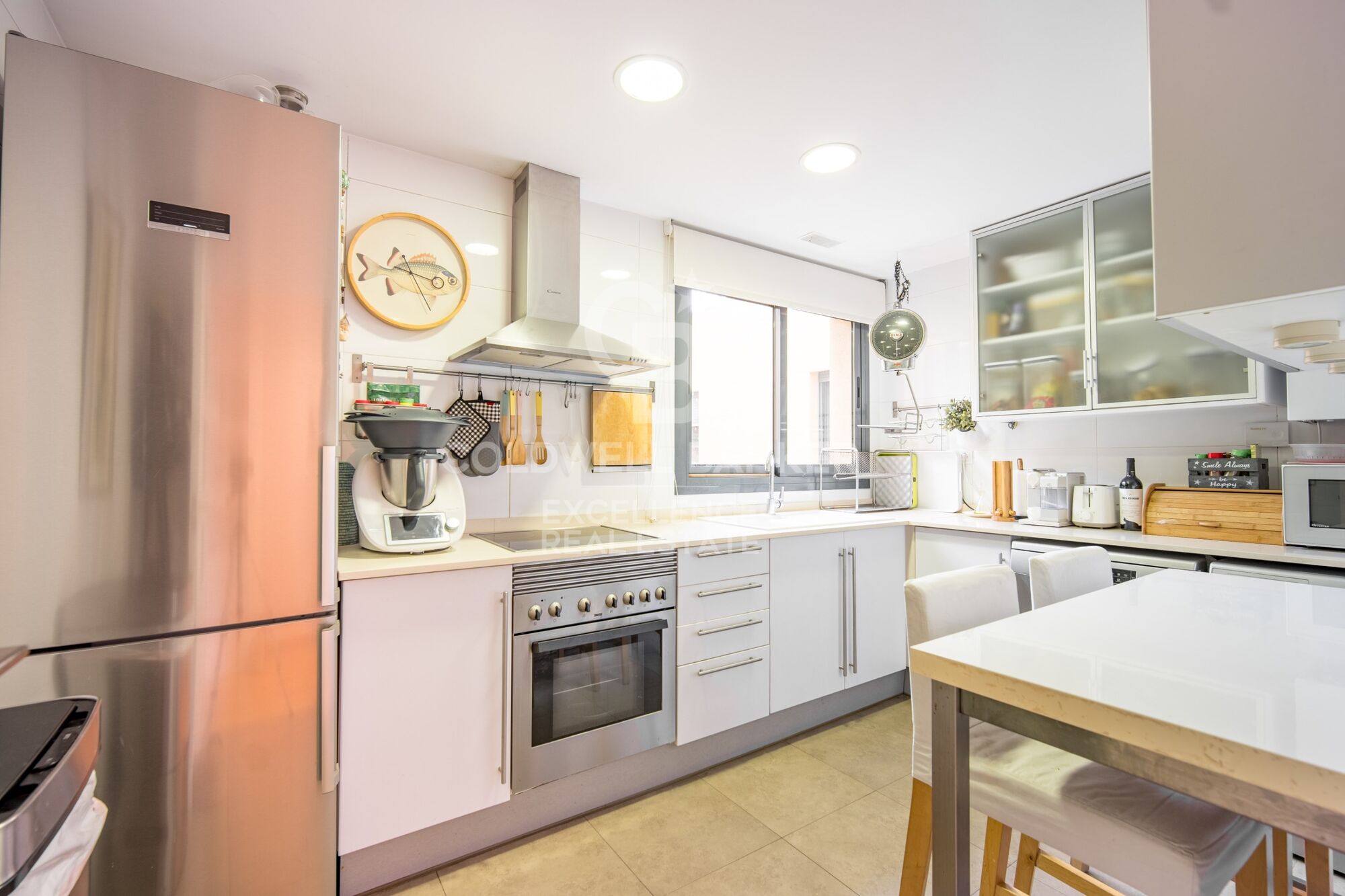 Beautiful penthouse with 20 m2 terrace, garage and storage room on Avenida del Puerto. Rental from July 1st to 31st.