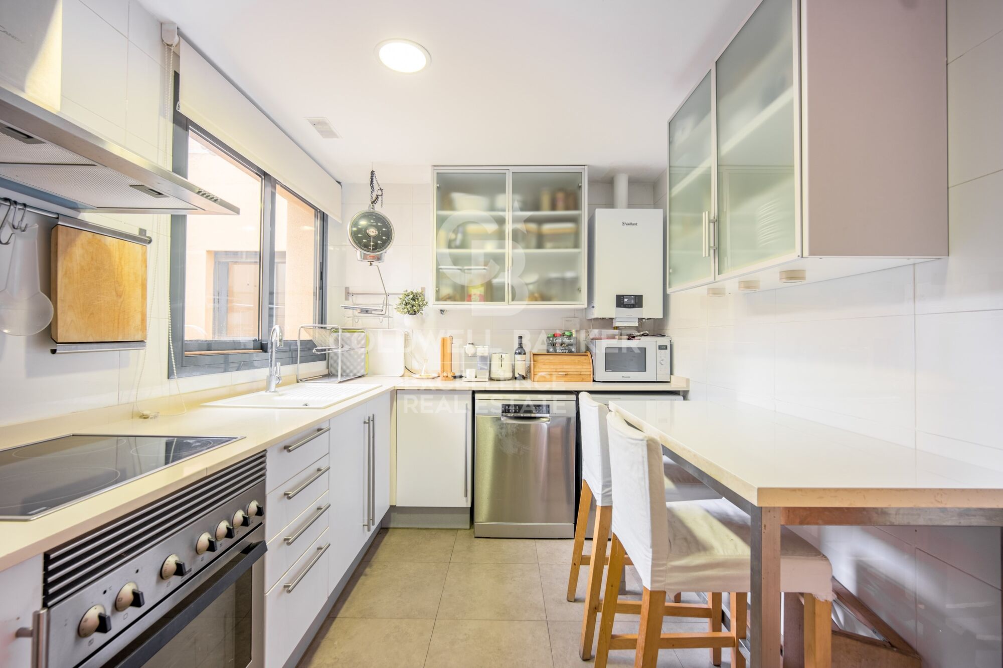 Beautiful penthouse with 20 m2 terrace, garage and storage room on Avenida del Puerto. Rental from July 1st to 31st.