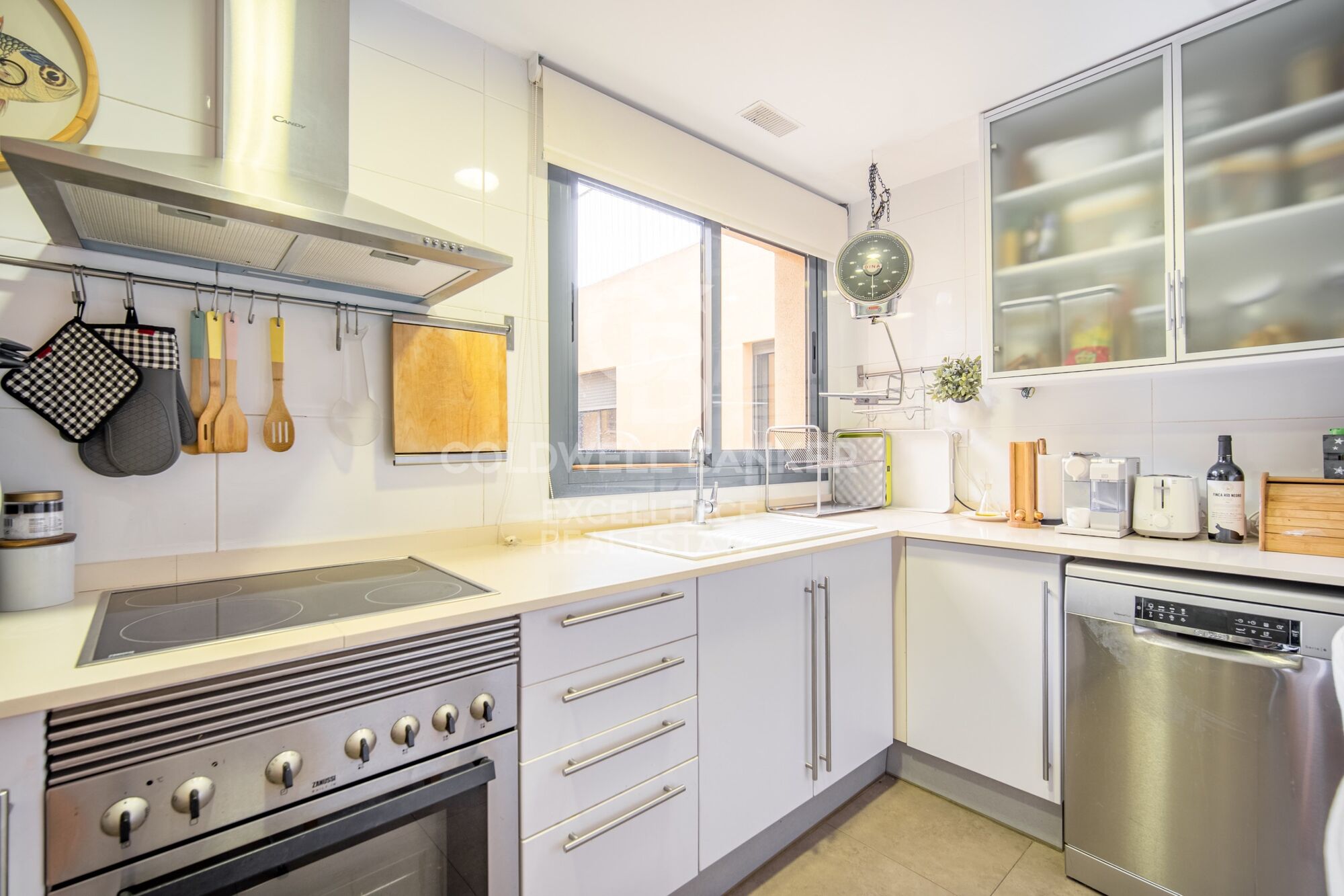 Beautiful penthouse with 20 m2 terrace, garage and storage room on Avenida del Puerto. Rental from July 1st to 31st.