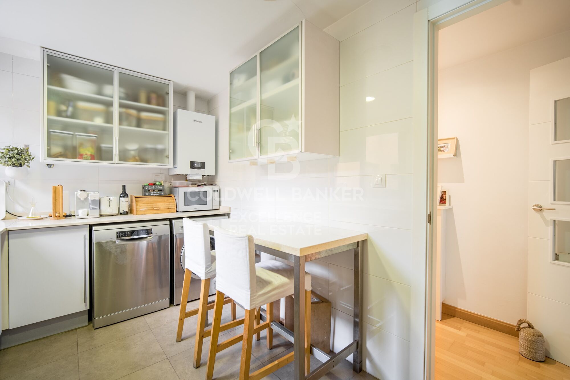 Beautiful penthouse with 20 m2 terrace, garage and storage room on Avenida del Puerto. Rental from July 1st to 31st.