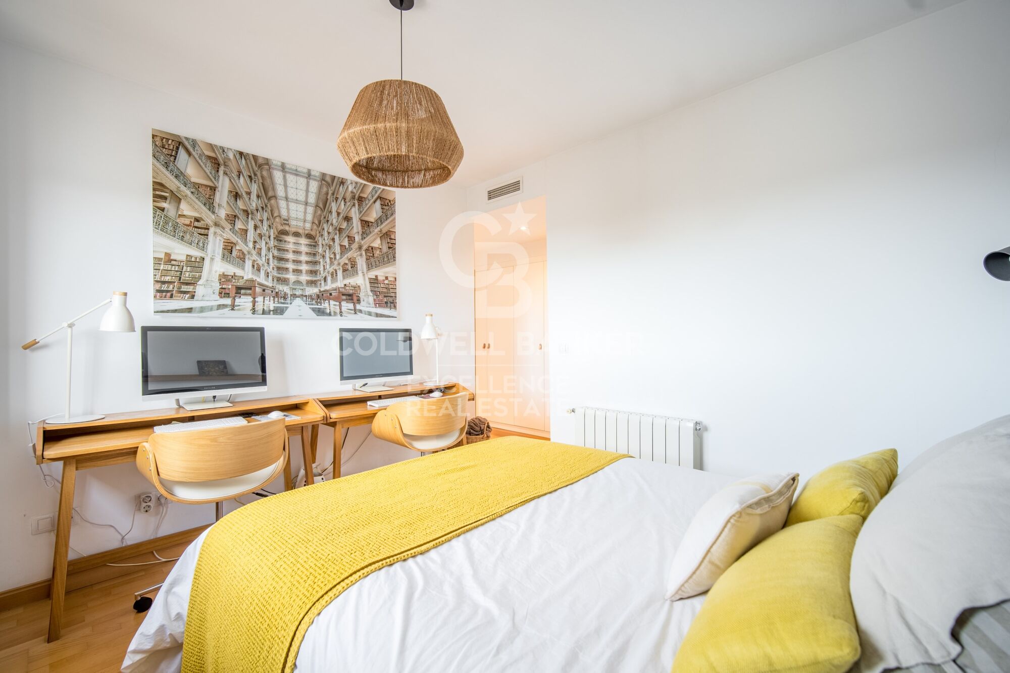 Beautiful penthouse with 20 m2 terrace, garage and storage room on Avenida del Puerto. Rental from July 1st to 31st.