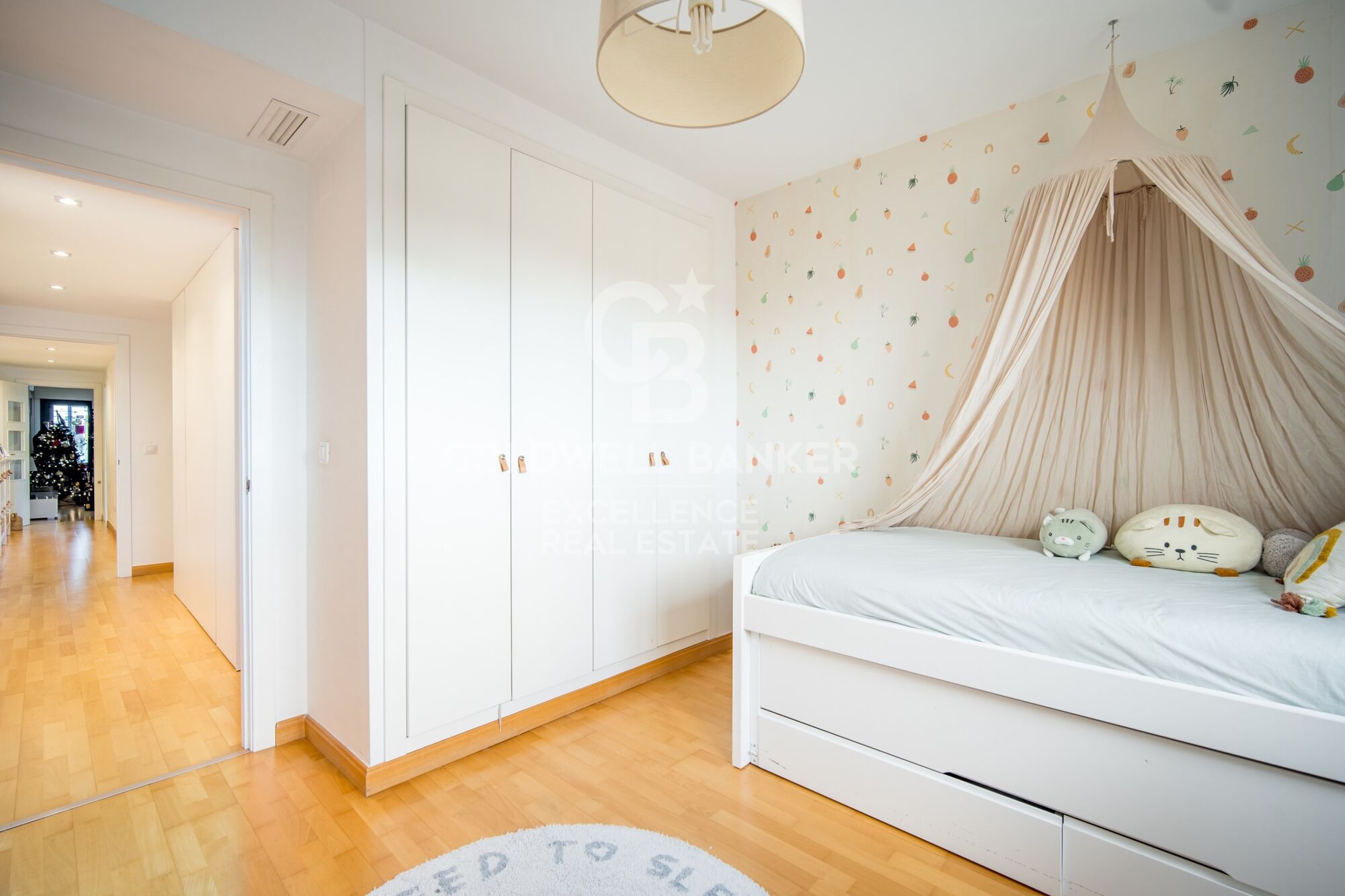 Beautiful penthouse with 20 m2 terrace, garage and storage room on Avenida del Puerto. Rental from July 1st to 31st.