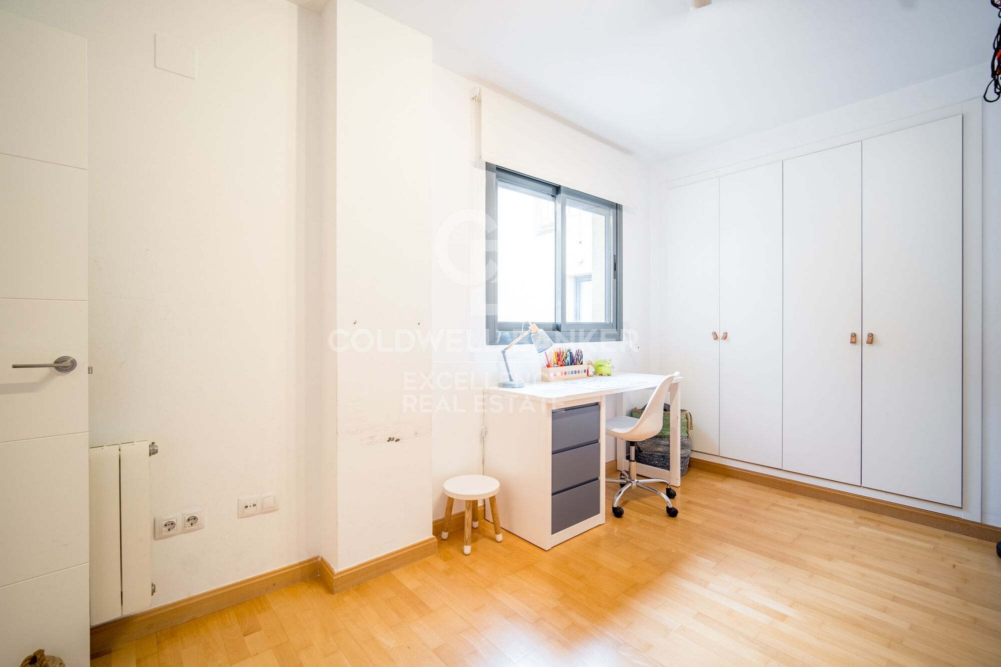 Beautiful penthouse with 20 m2 terrace, garage and storage room on Avenida del Puerto. Rental from July 1st to 31st.