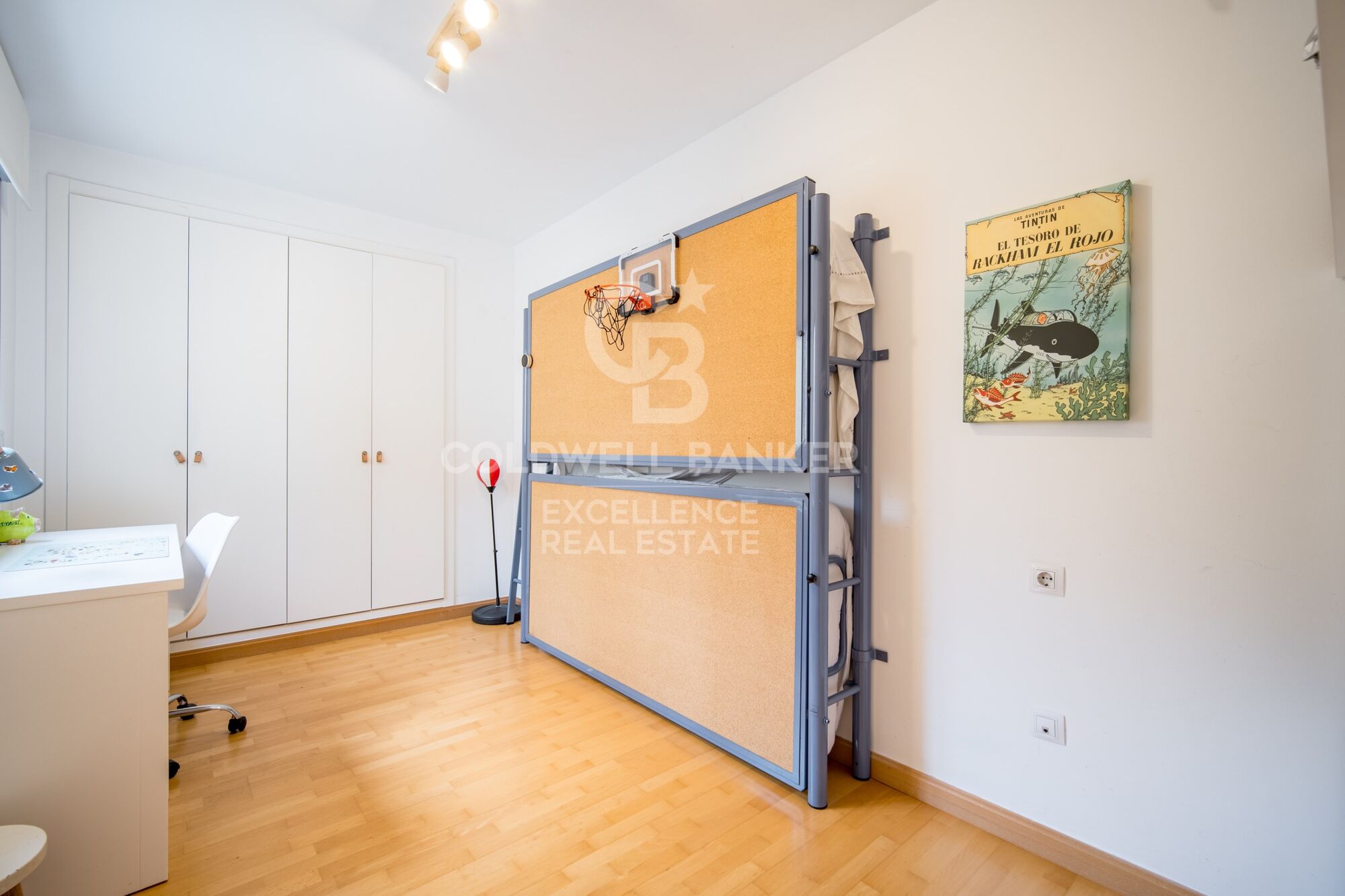 Beautiful penthouse with 20 m2 terrace, garage and storage room on Avenida del Puerto. Rental from July 1st to 31st.