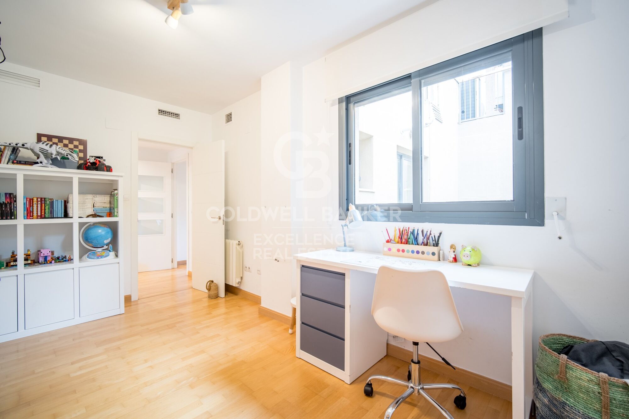 Beautiful penthouse with 20 m2 terrace, garage and storage room on Avenida del Puerto. Rental from July 1st to 31st.