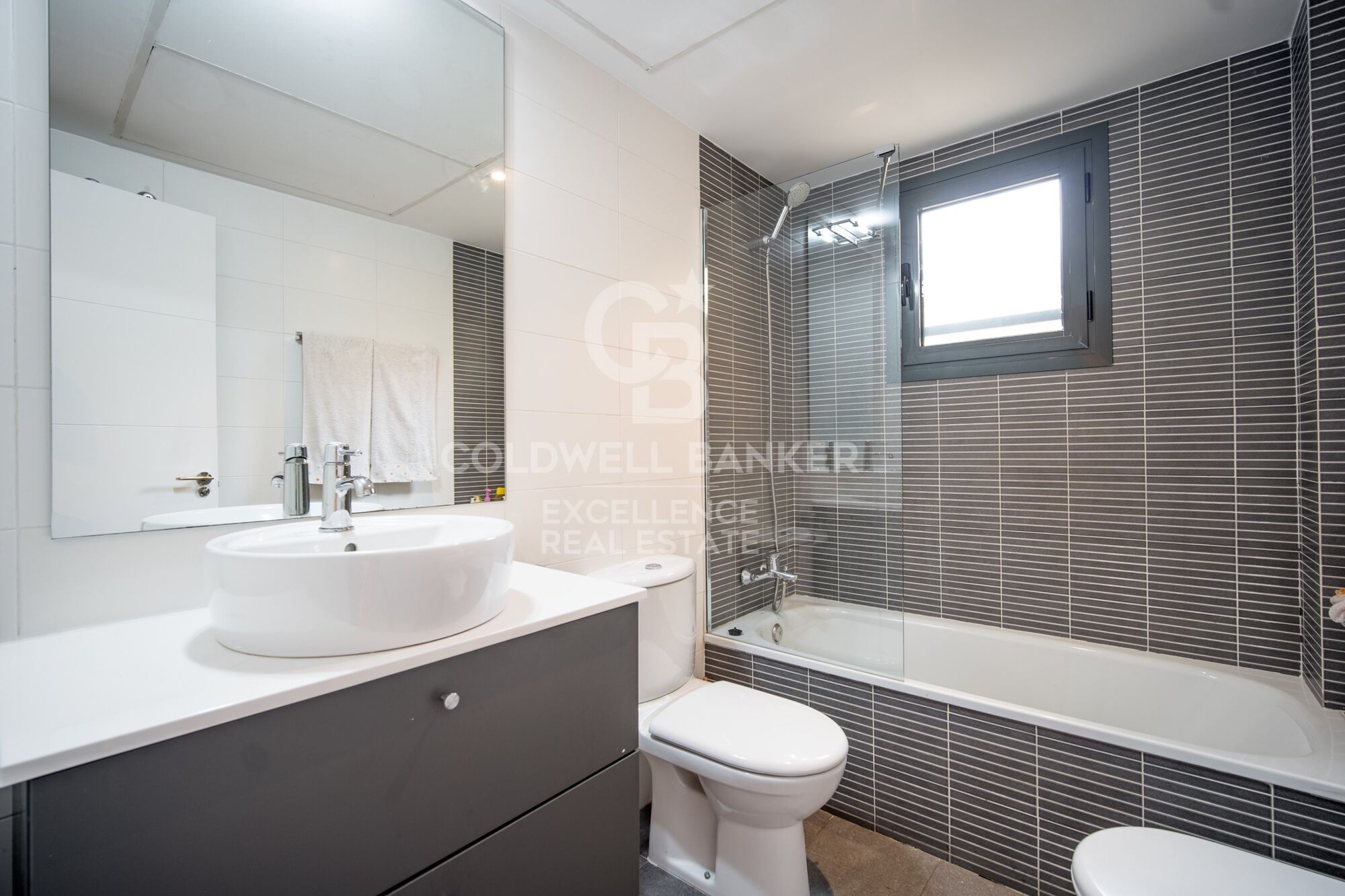 Beautiful penthouse with 20 m2 terrace, garage and storage room on Avenida del Puerto. Rental from July 1st to 31st.