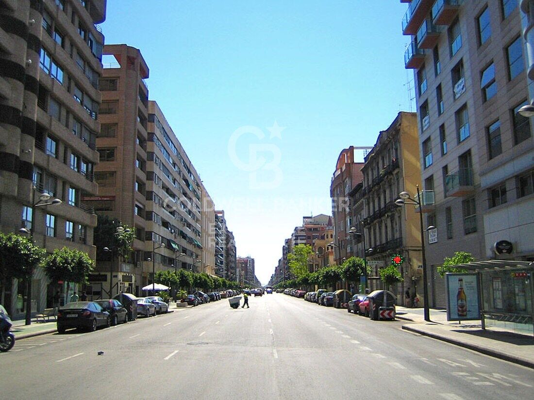 Beautiful penthouse with 20 m2 terrace, garage and storage room on Avenida del Puerto. Rental from July 1st to 31st.