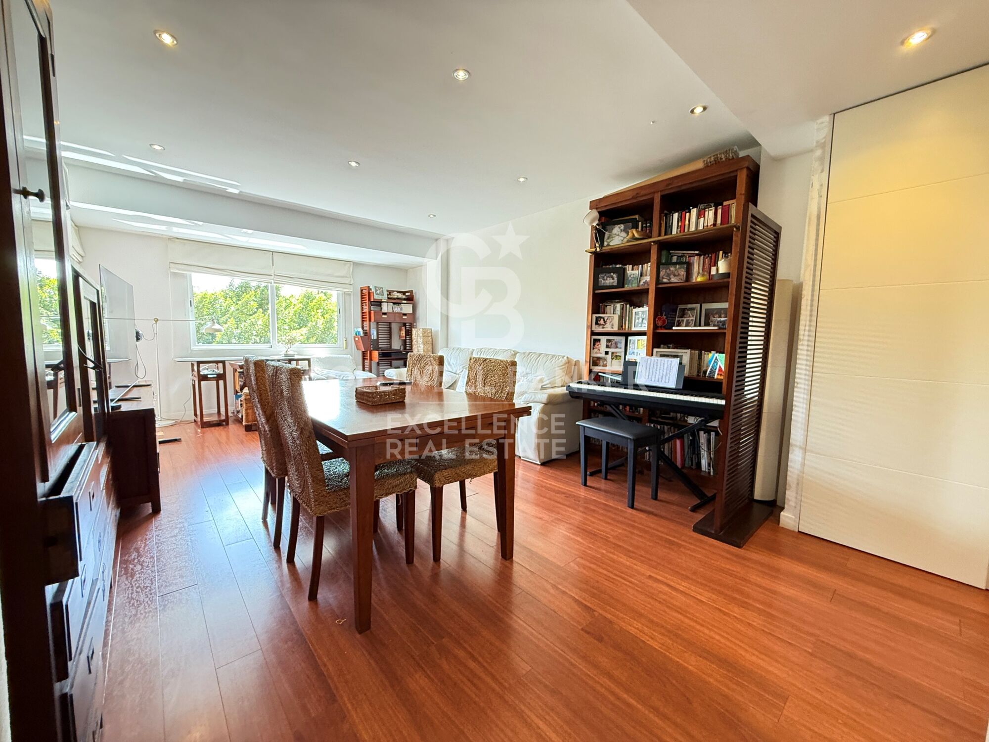 Elegant 120 m² apartment with terrace, parking space, and open views on Calle Alcácer