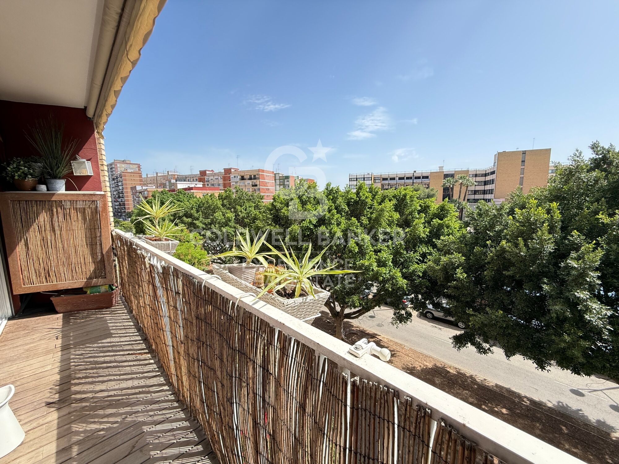 Elegant 120 m² apartment with terrace, parking space, and open views on Calle Alcácer