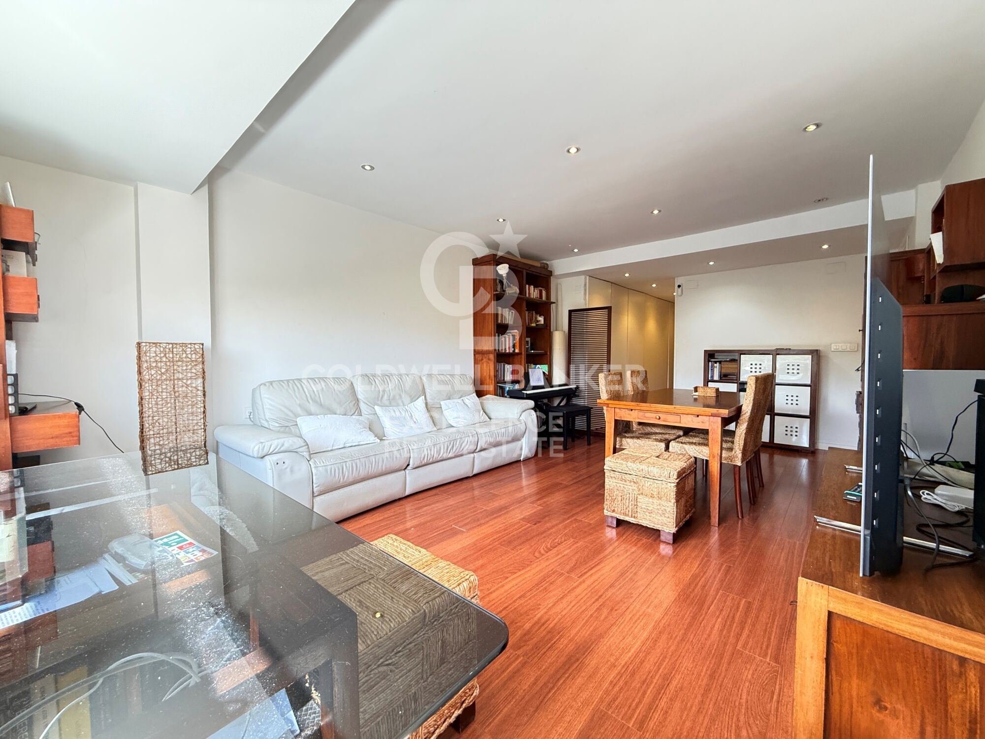 Elegant 120 m² apartment with terrace, parking space, and open views on Calle Alcácer