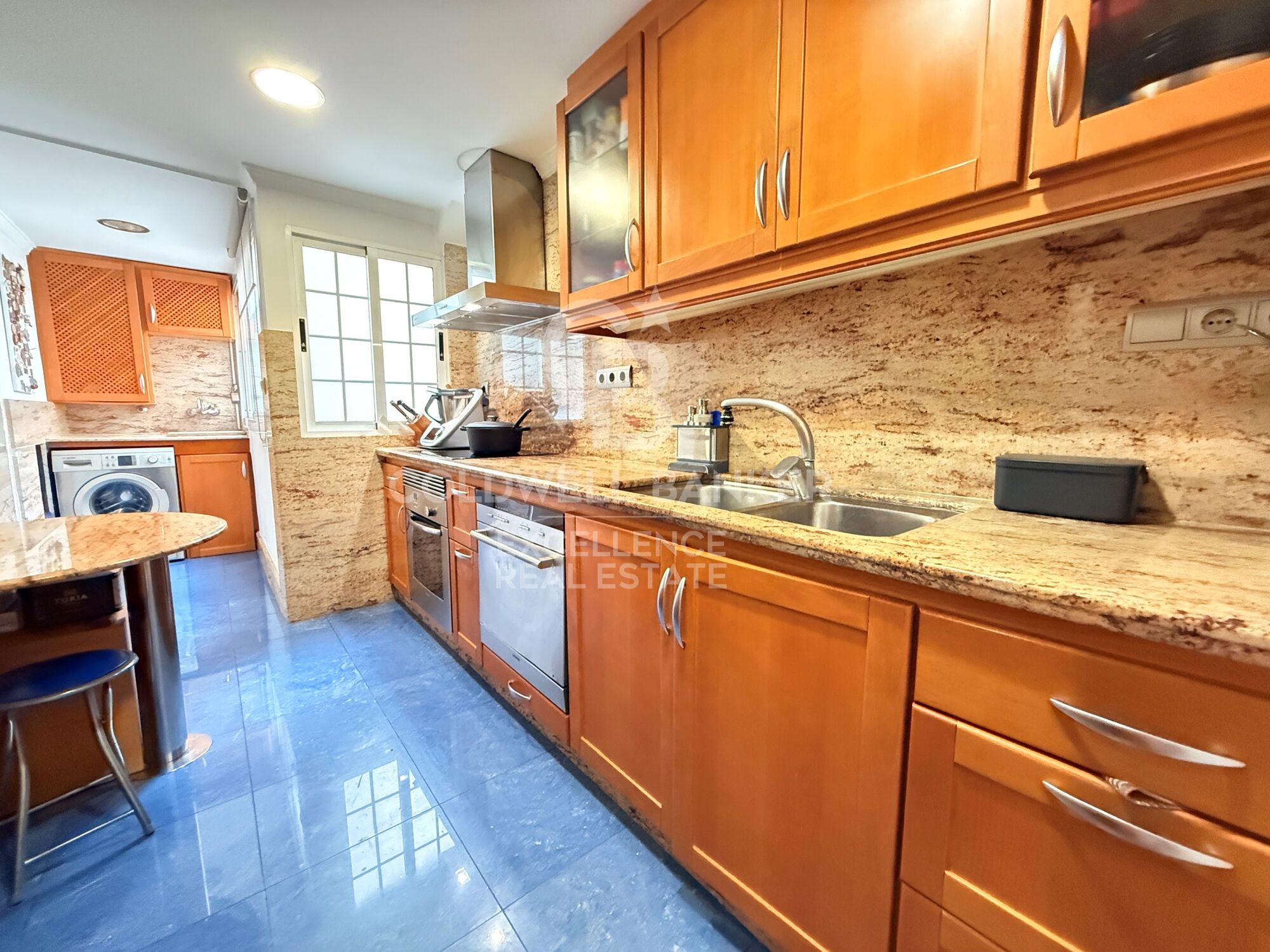 Elegant 120 m² apartment with terrace, parking space, and open views on Calle Alcácer