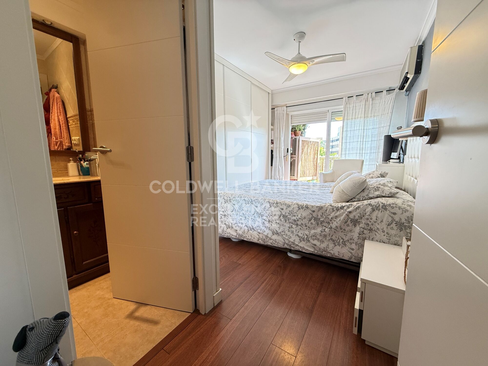 Elegant 120 m² apartment with terrace, parking space, and open views on Calle Alcácer