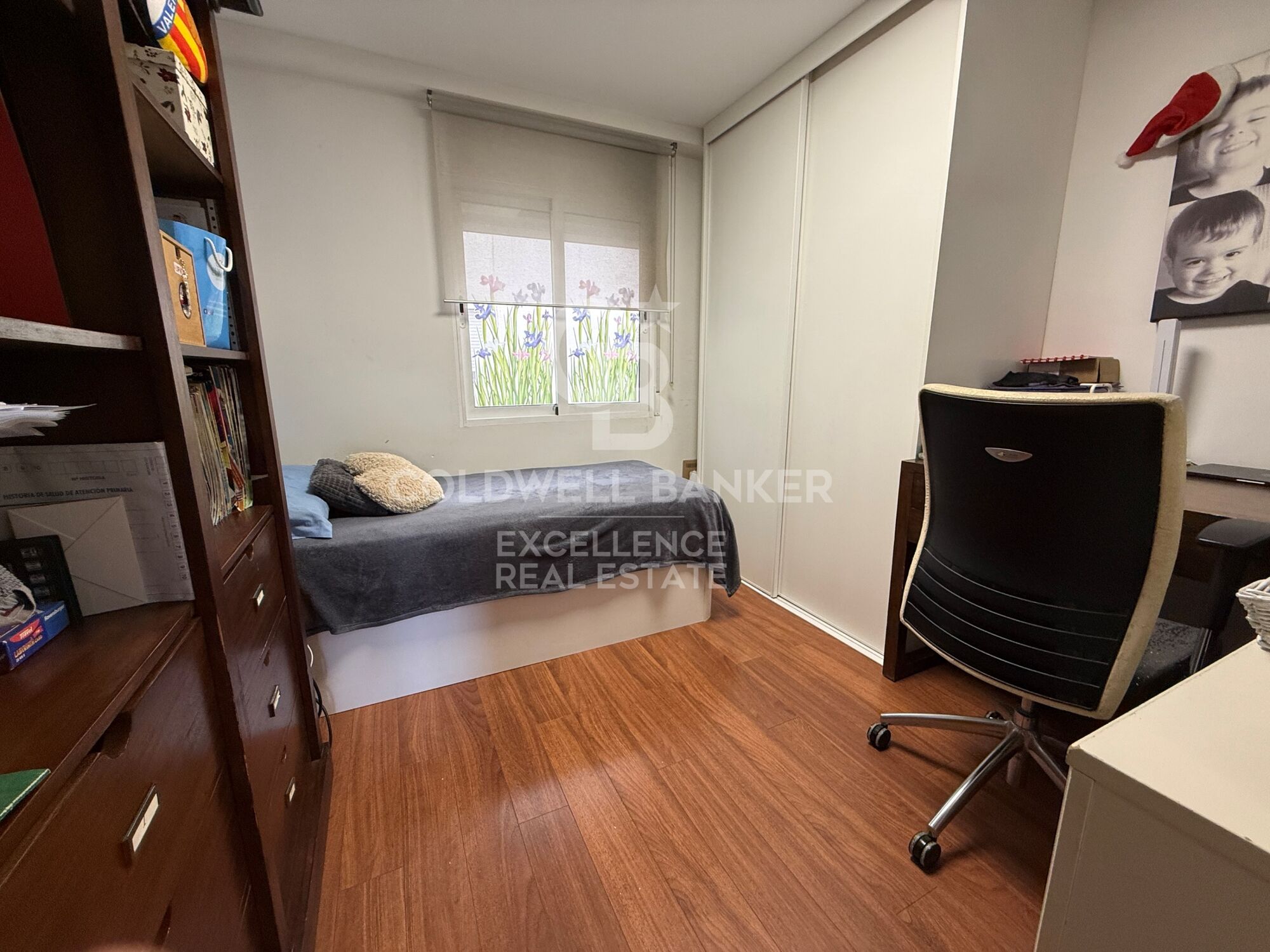 Elegant 120 m² apartment with terrace, parking space, and open views on Calle Alcácer