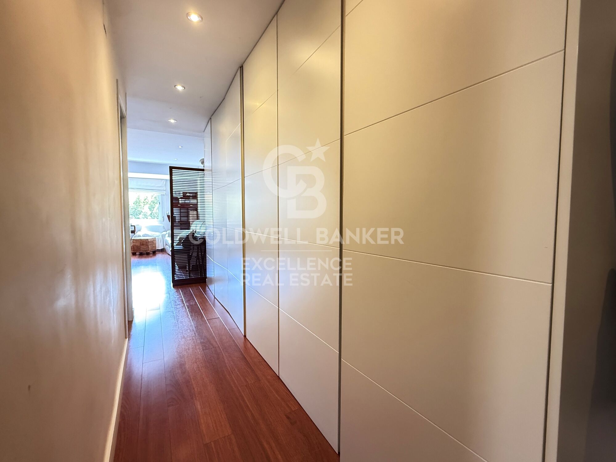Elegant 120 m² apartment with terrace, parking space, and open views on Calle Alcácer