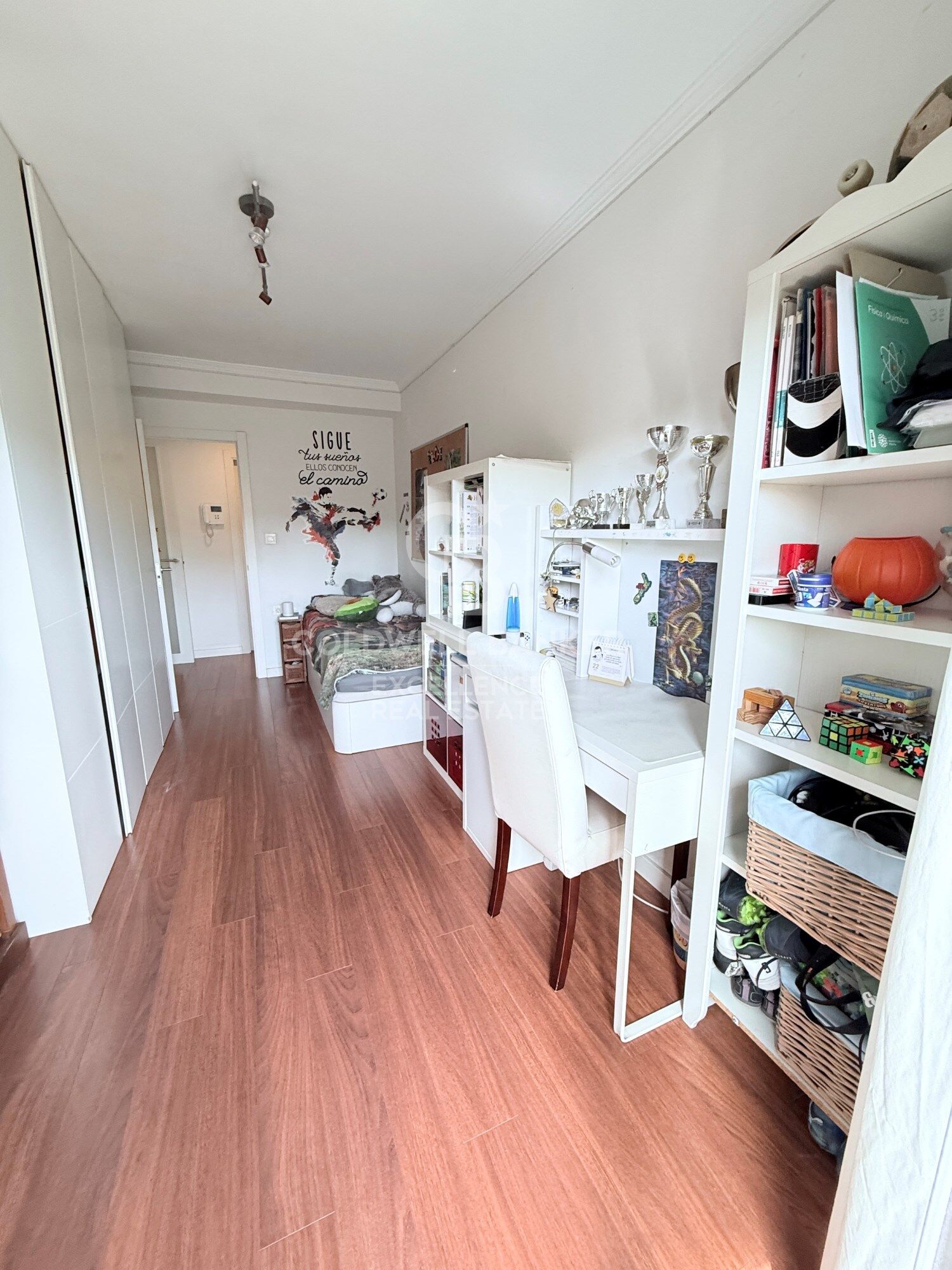 Elegant 120 m² apartment with terrace, parking space, and open views on Calle Alcácer