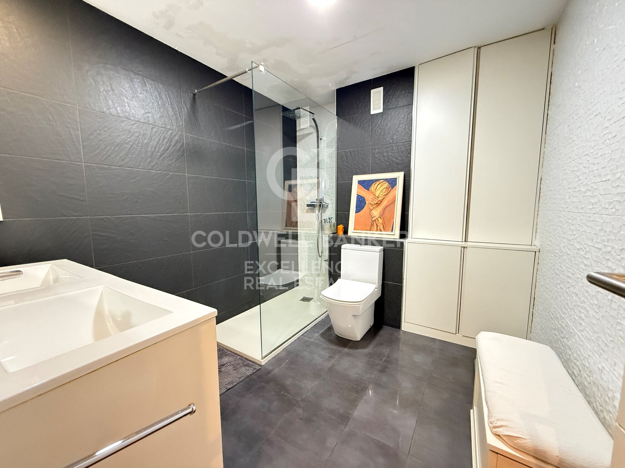 Elegant 120 m² apartment with terrace, parking space, and open views on Calle Alcácer