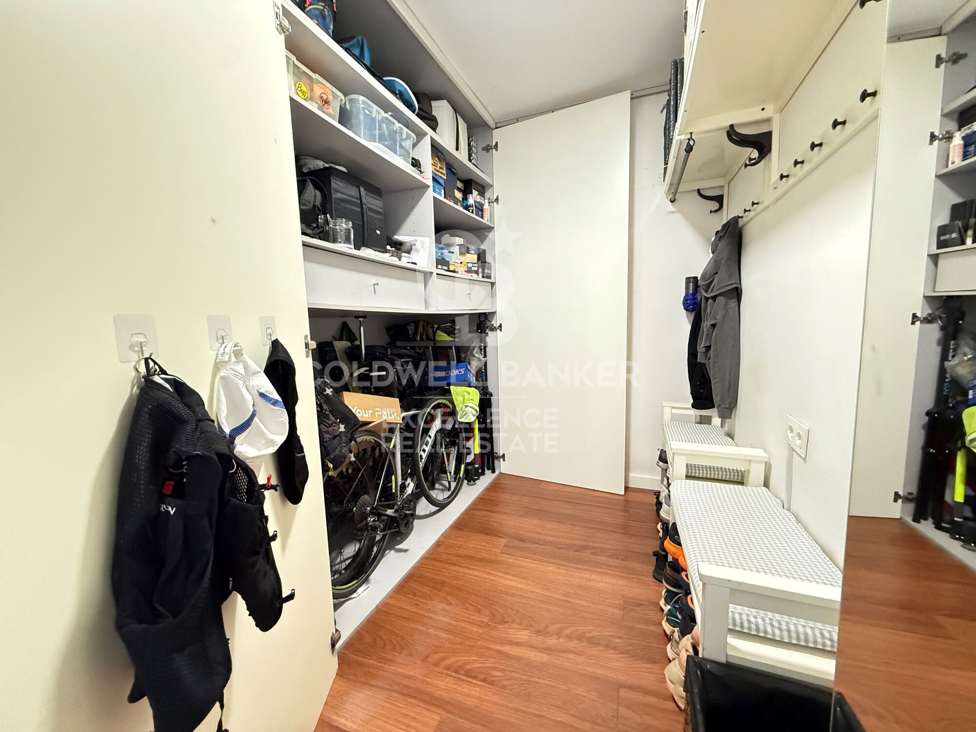 Elegant 120 m² apartment with terrace, parking space, and open views on Calle Alcácer