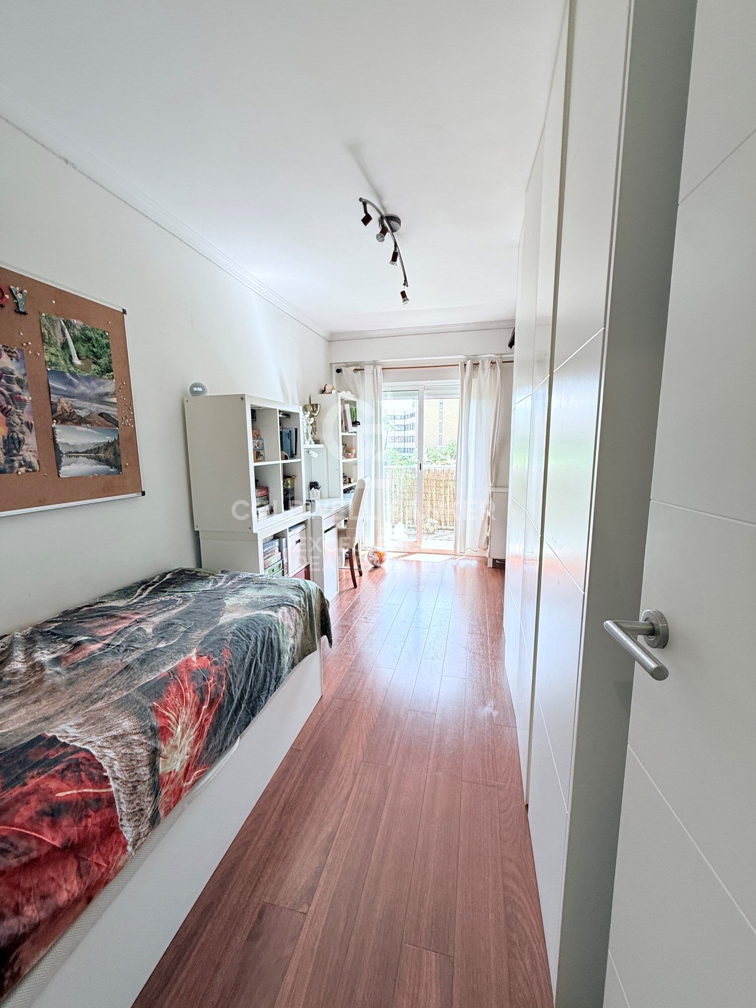 Elegant 120 m² apartment with terrace, parking space, and open views on Calle Alcácer