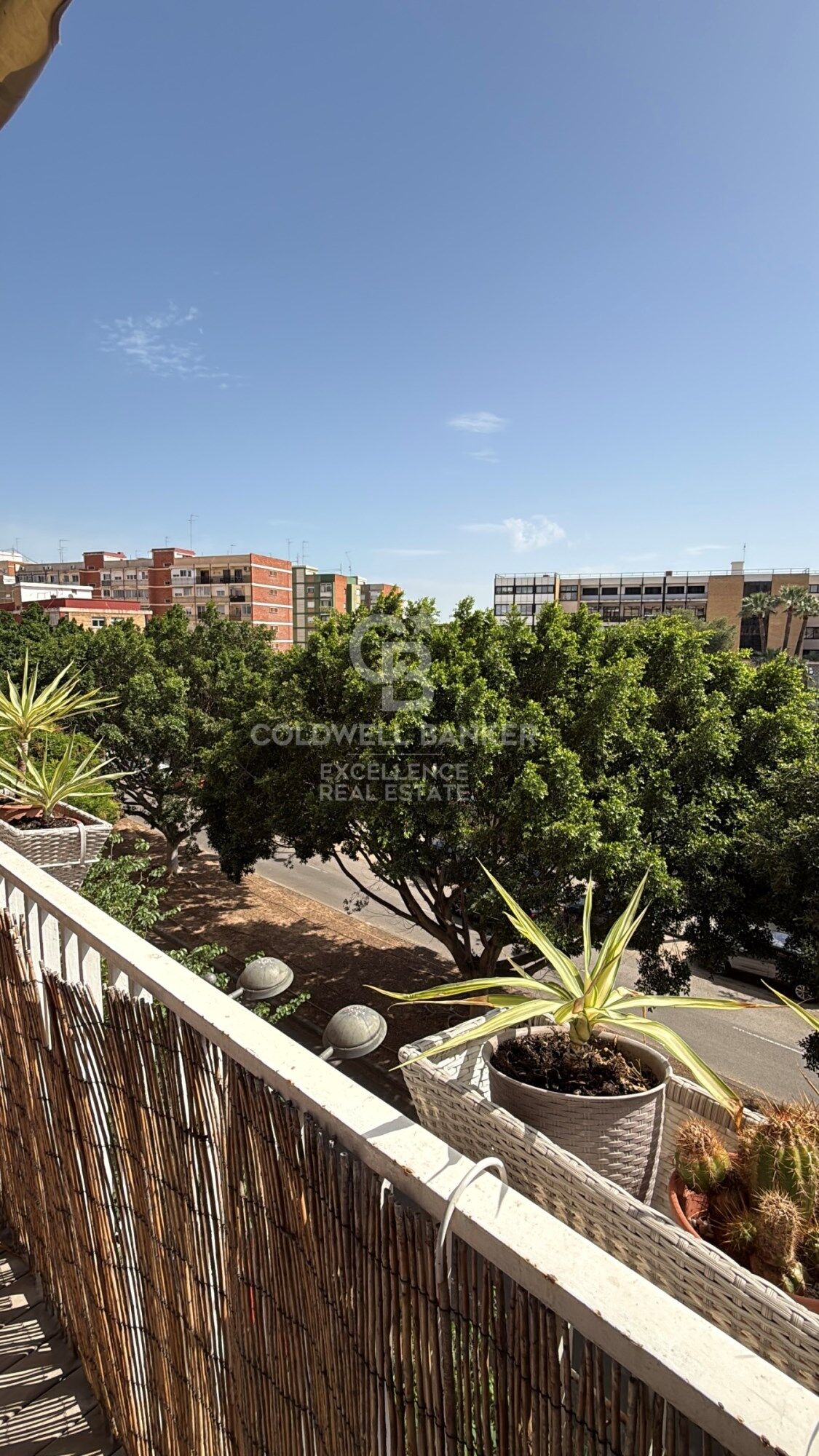 Elegant 120 m² apartment with terrace, parking space, and open views on Calle Alcácer