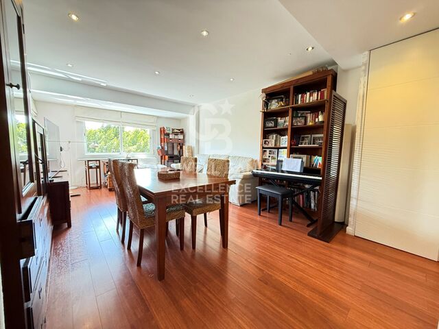 Elegant 120 m² apartment with terrace, parking space, and open views on Calle Alcácer