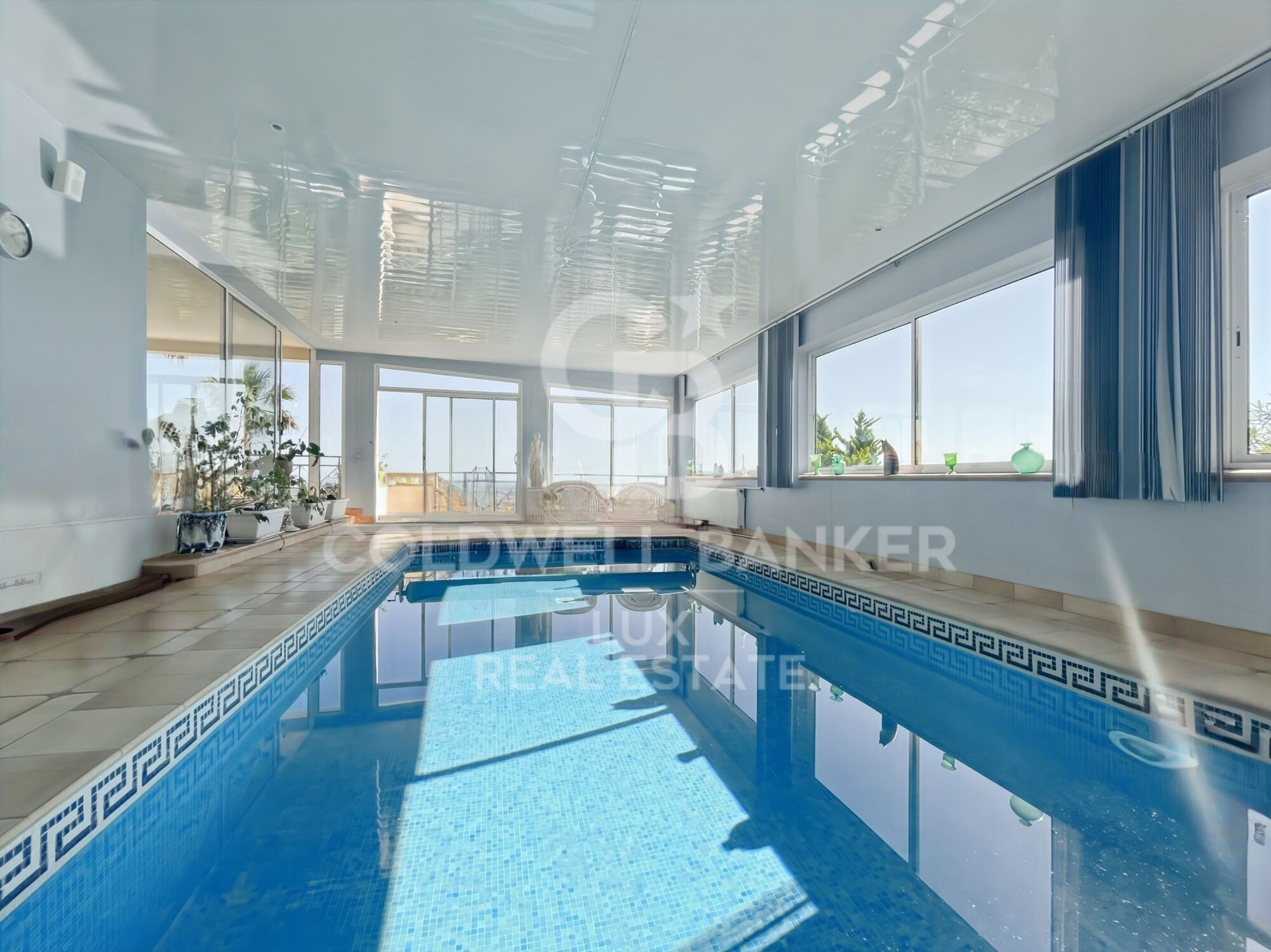 Villa mit Innenpool und Meerblick in Mas Isaac