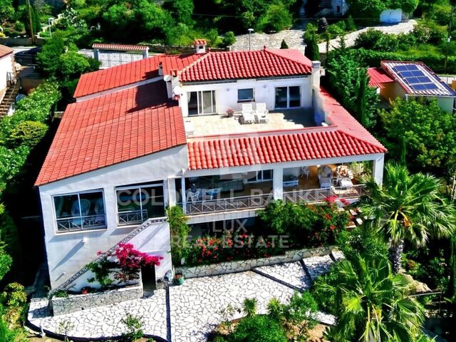 Villa avec piscine intérieure et vue mer à Mas Isaac