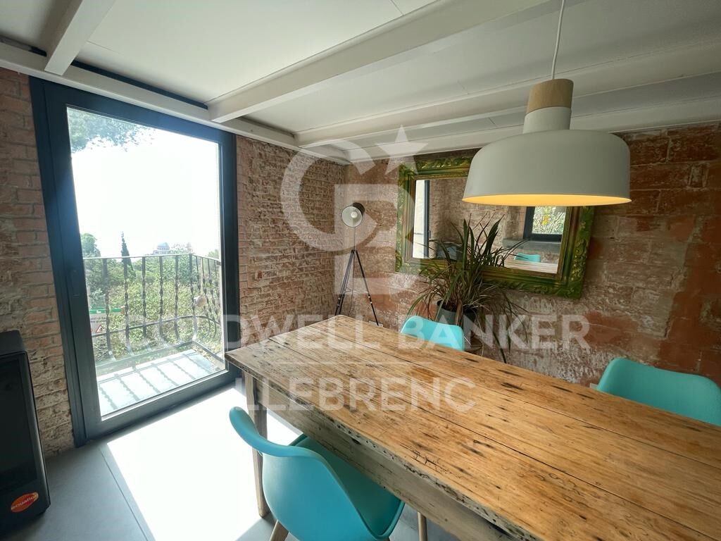 Duplex rénové avec vue sur Barcelone dans un immeuble moderniste au Tibidabo