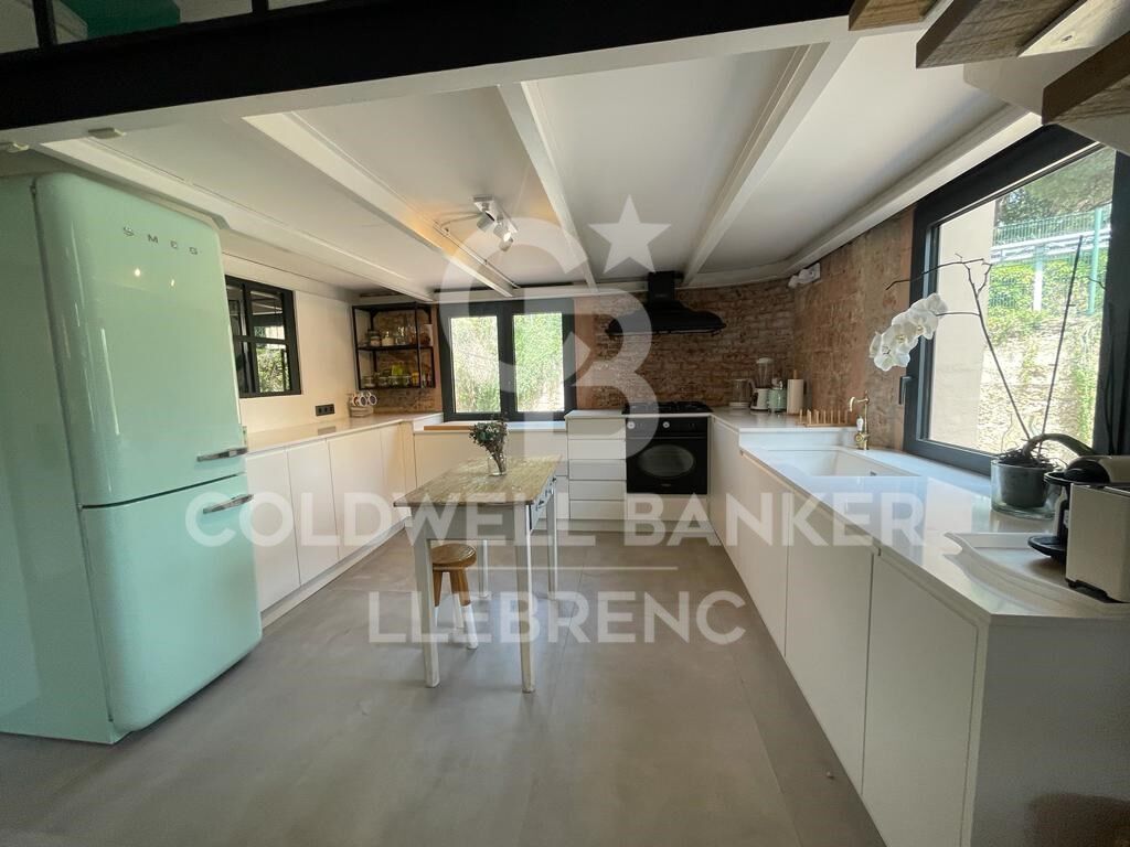 Duplex rénové avec vue sur Barcelone dans un immeuble moderniste au Tibidabo