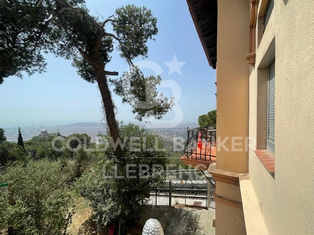 Duplex rénové avec vue sur Barcelone dans un immeuble moderniste au Tibidabo