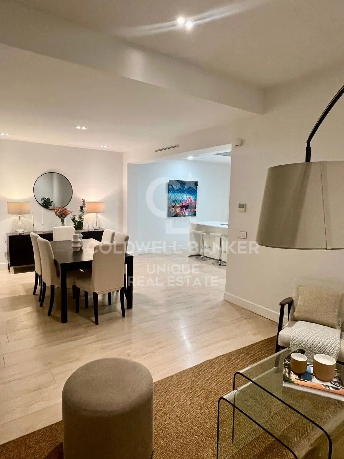 Exclusive renovated house on the top floor with great luminosity
