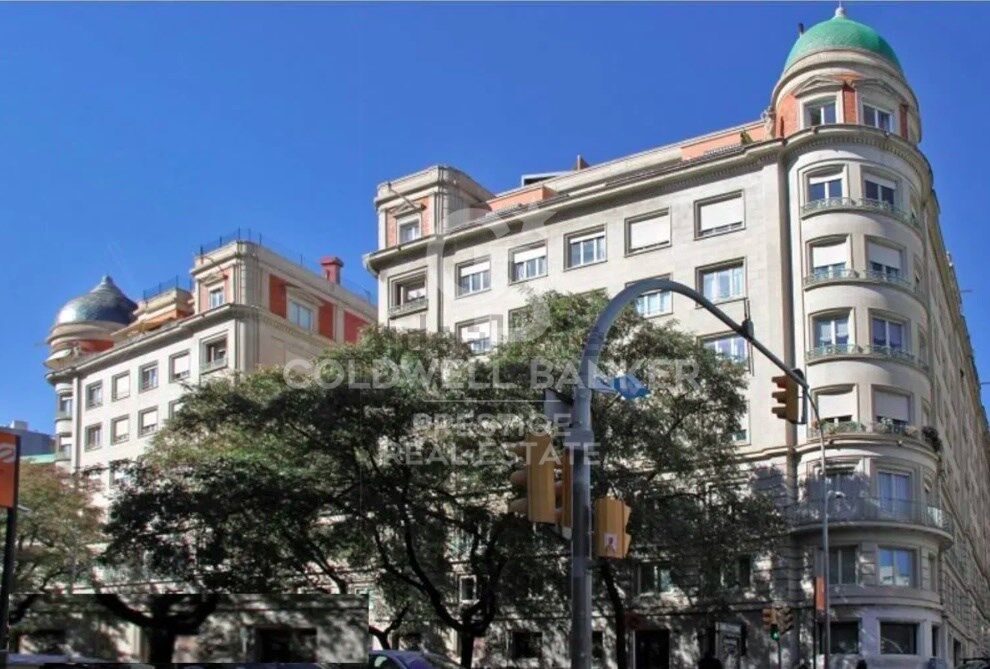 Piso a reformar en venta en finca emblematica de la Calle Muntaner