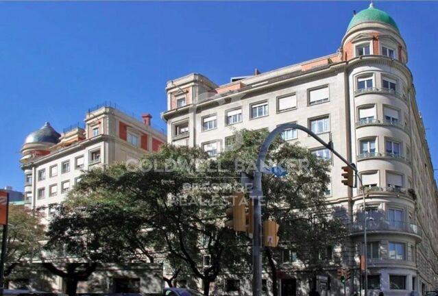 Flat to remodel for sale in a landmark building in Calle Muntaner