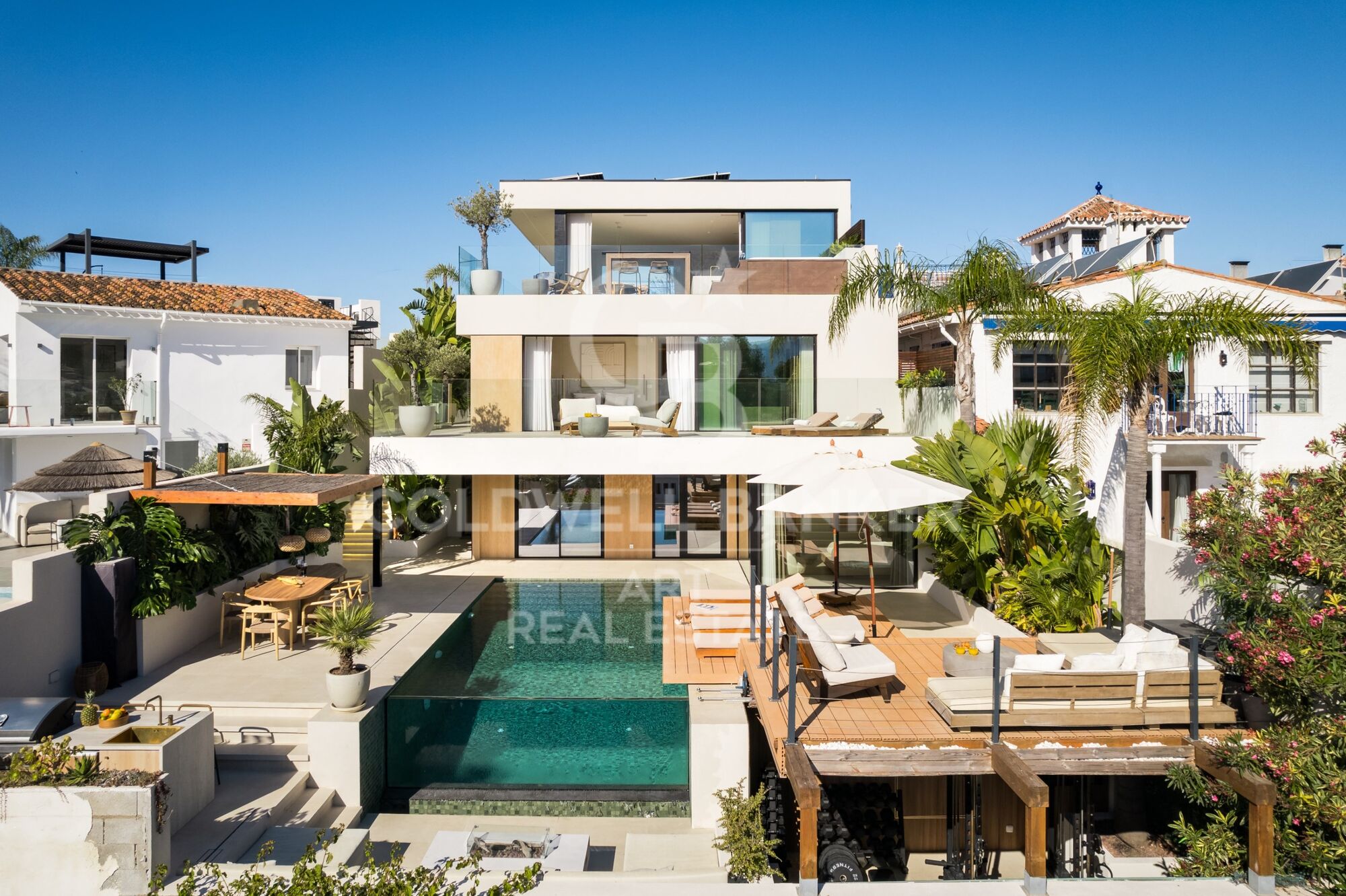 Villa de lujo reformada con vistas al mar Nueva Andalucía