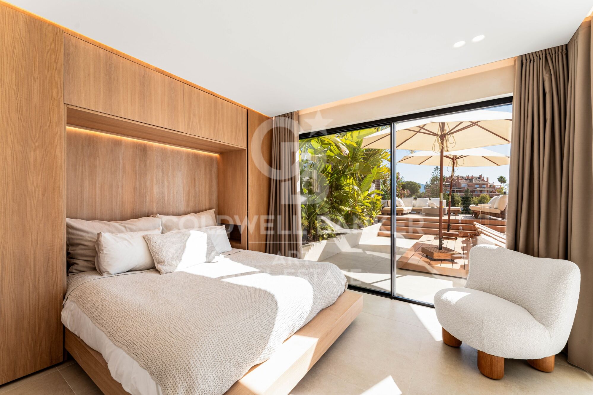 Villa de lujo reformada con vistas al mar Nueva Andalucía