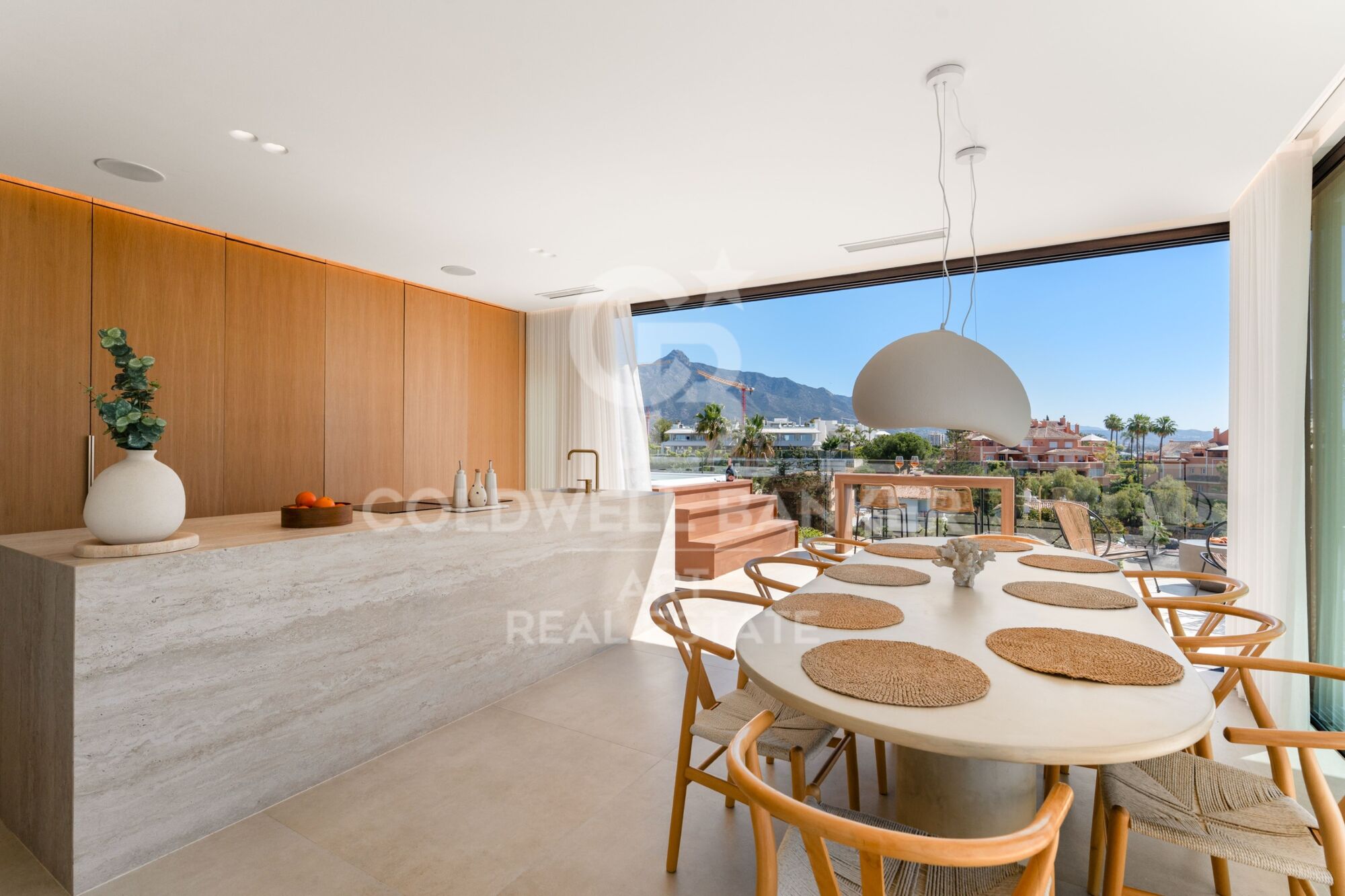 Villa de lujo reformada con vistas al mar Nueva Andalucía