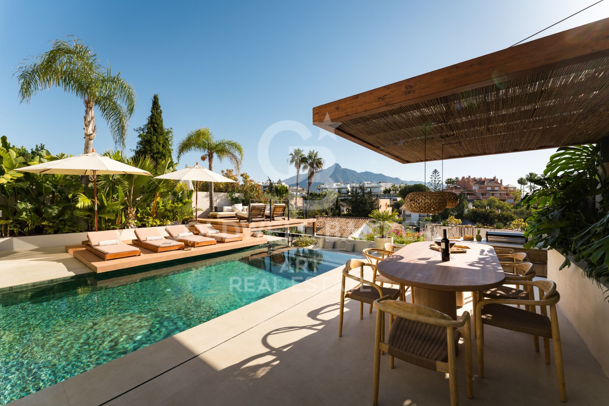 Villa de lujo reformada con vistas al mar Nueva Andalucía