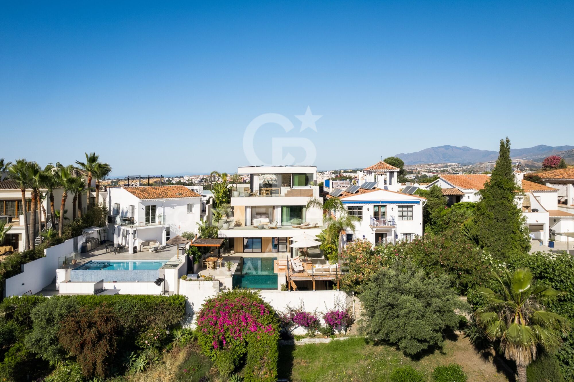 Villa de lujo reformada con vistas al mar Nueva Andalucía