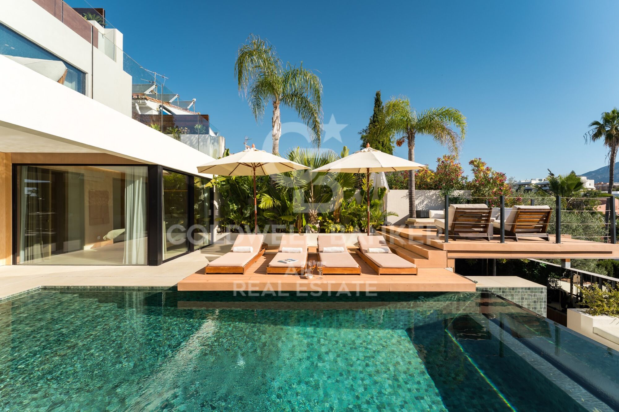 Villa de lujo reformada con vistas al mar Nueva Andalucía