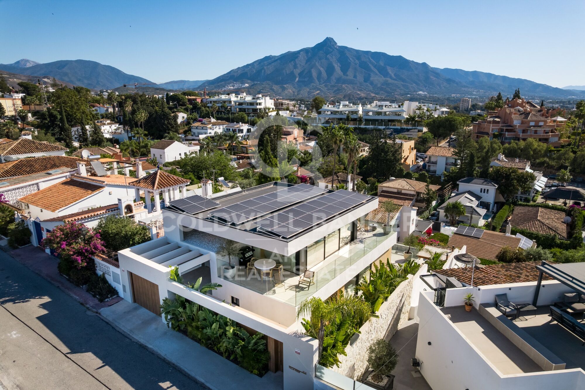 Villa de lujo reformada con vistas al mar Nueva Andalucía