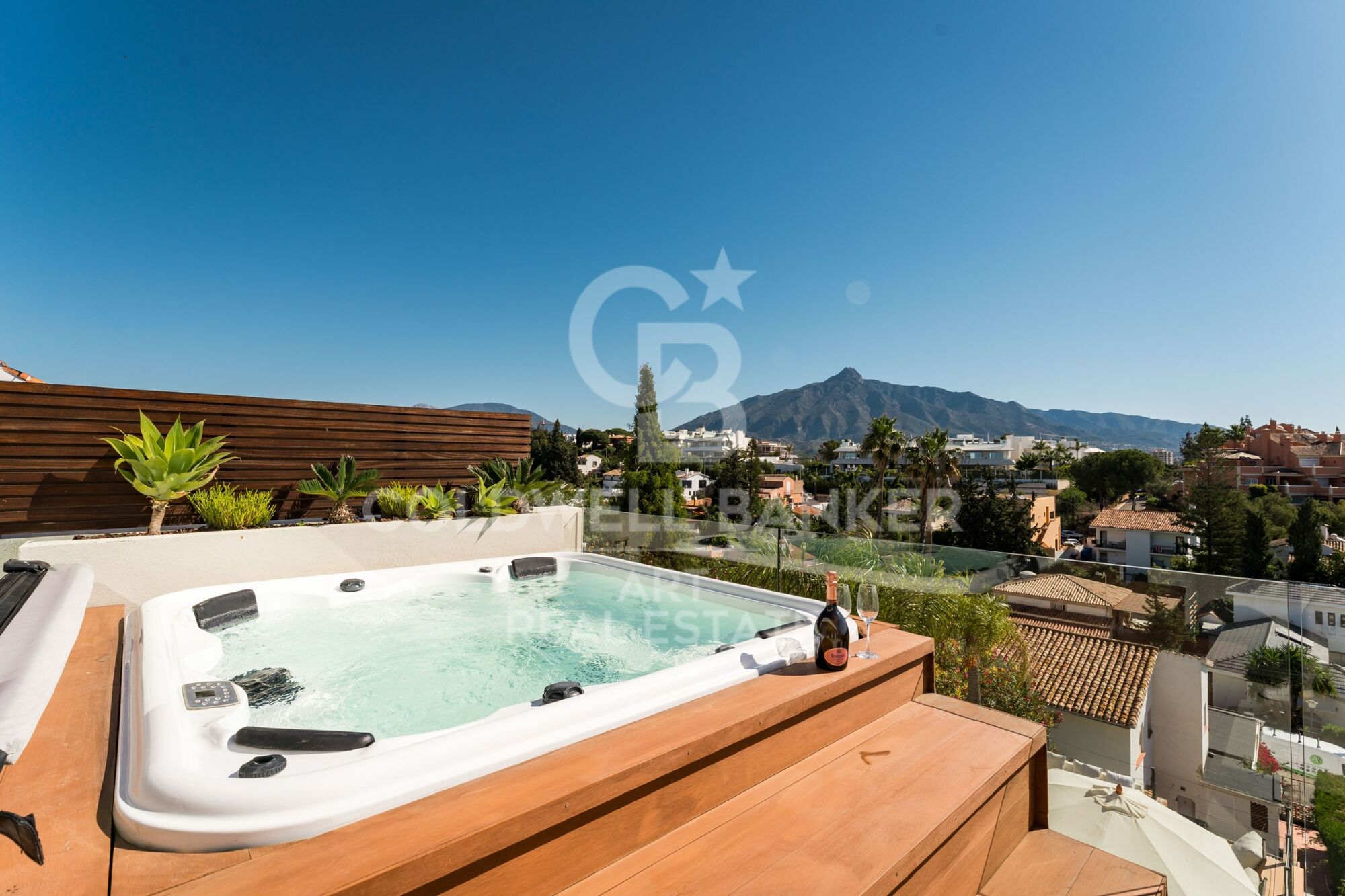 Villa de lujo reformada con vistas al mar Nueva Andalucía