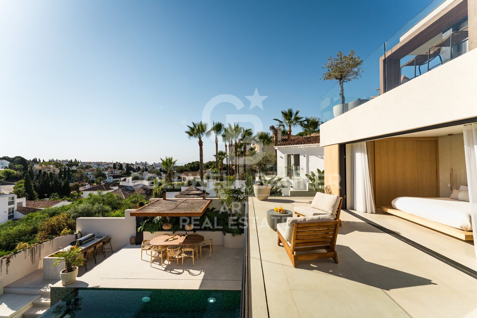 Villa de lujo reformada con vistas al mar Nueva Andalucía