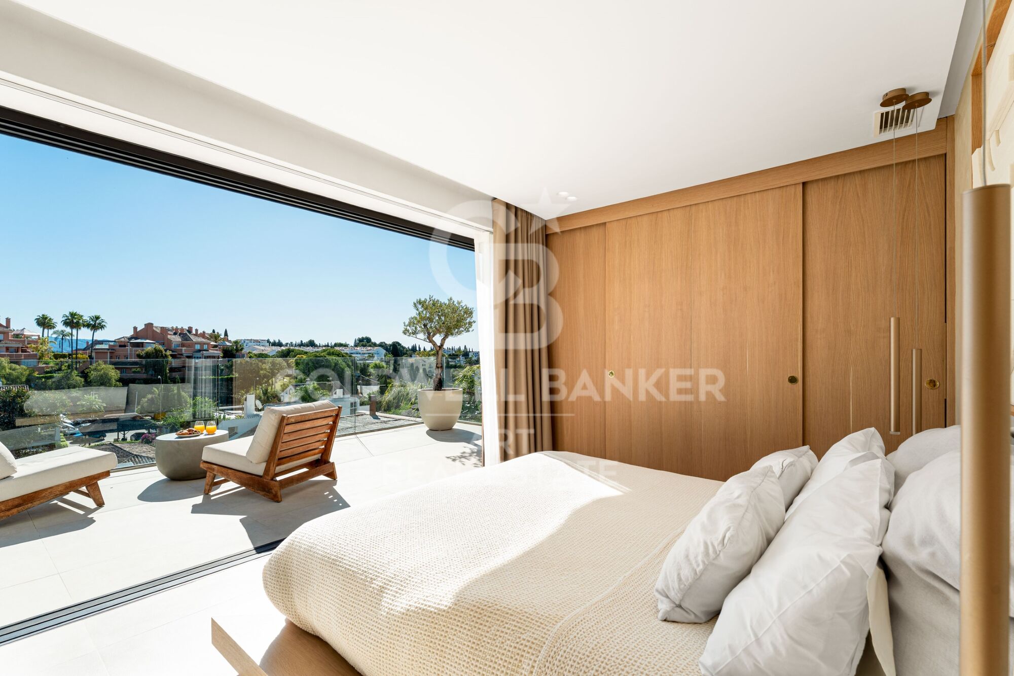 Villa de luxe rénovée avec vue sur la mer à Nueva Andalucía