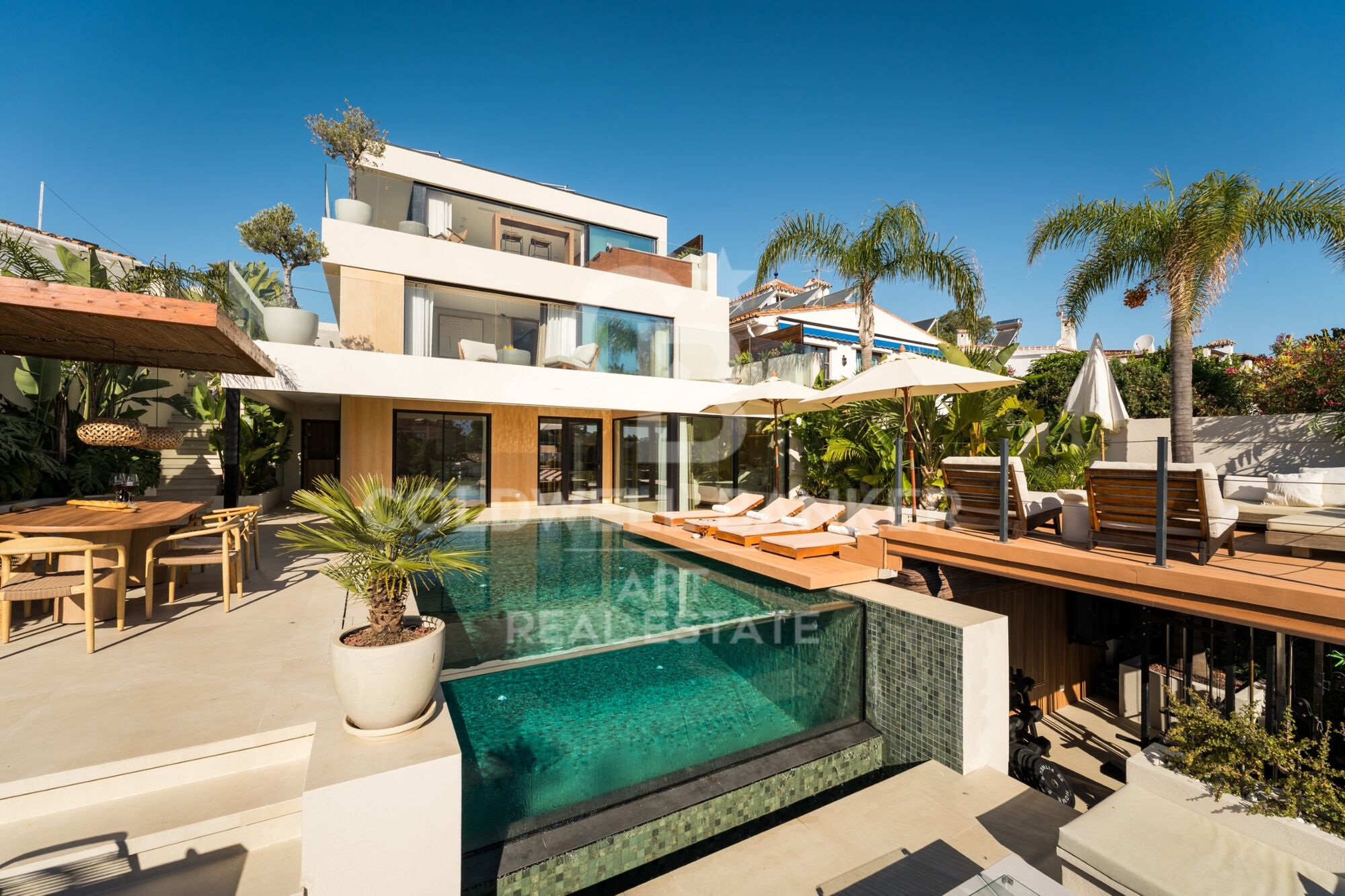 Villa de lujo reformada con vistas al mar Nueva Andalucía