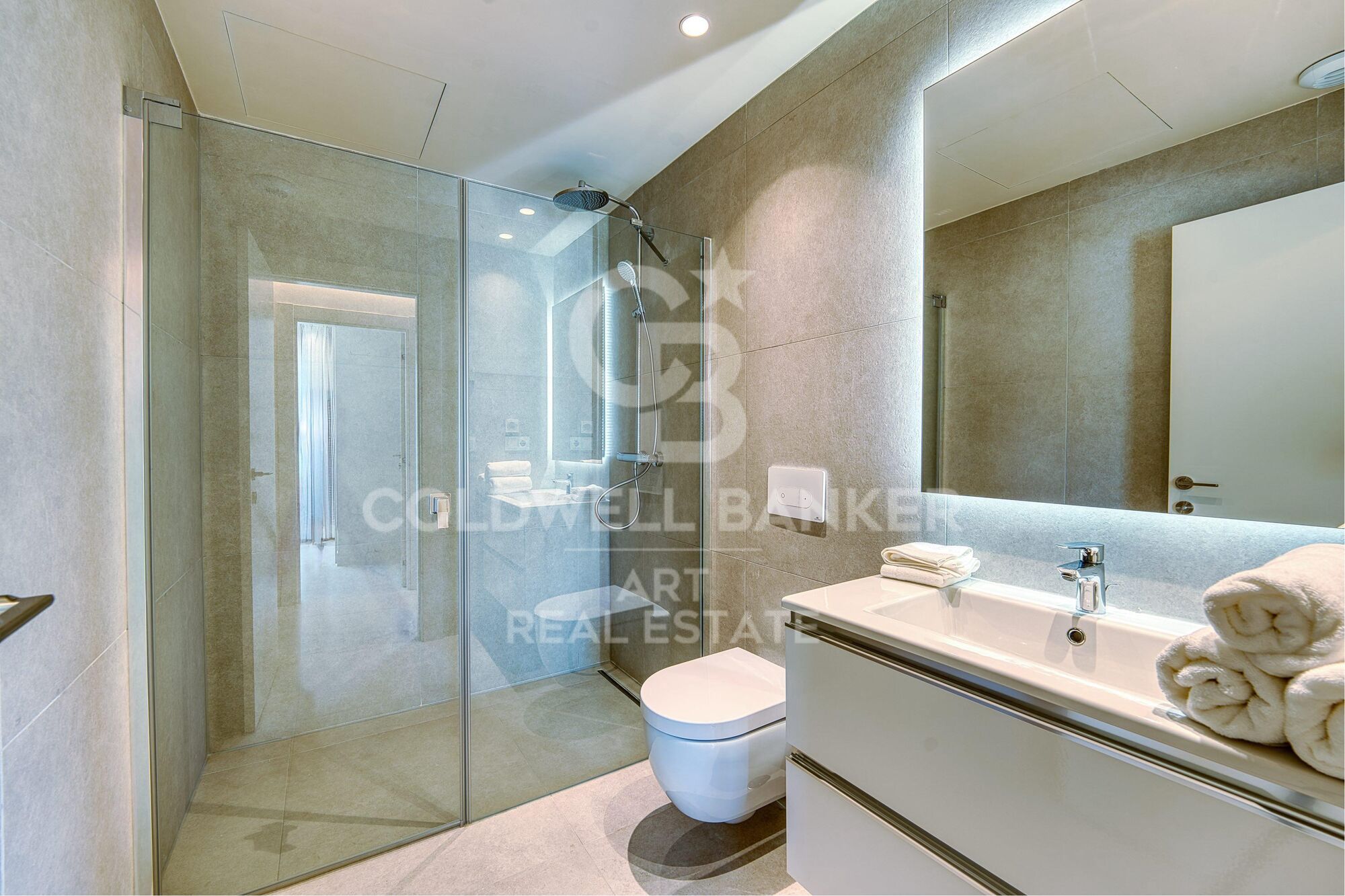 Spectacular beachfront apartment on the New Golden Mile