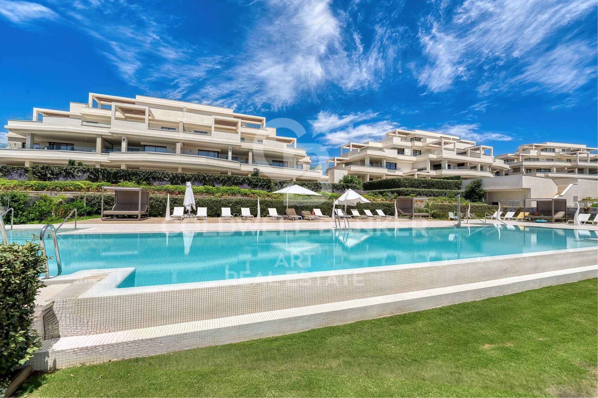 Spectacular beachfront apartment on the New Golden Mile