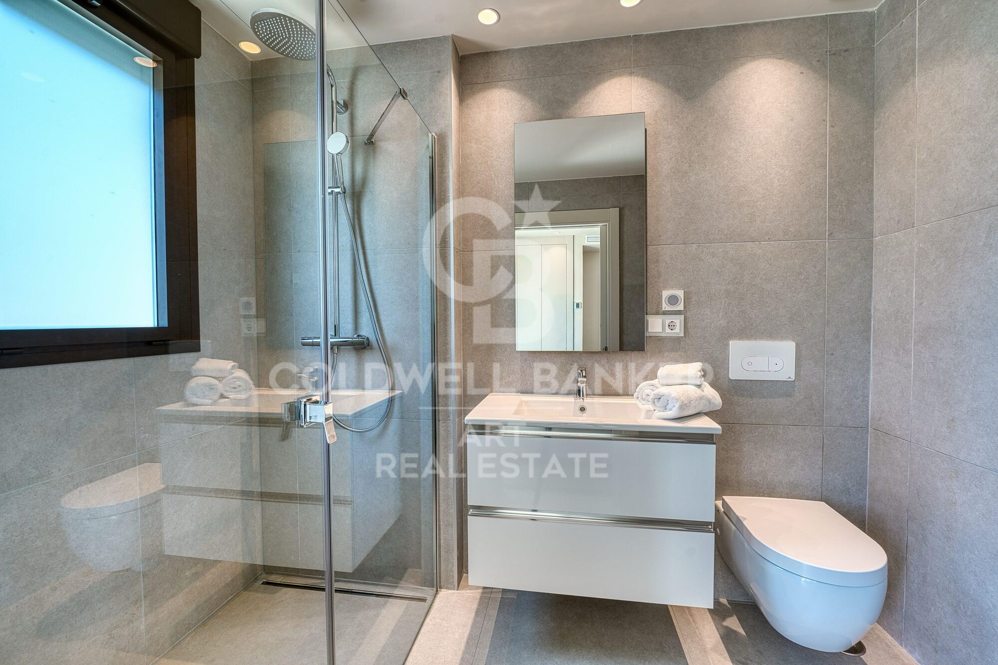 Spectacular beachfront apartment on the New Golden Mile