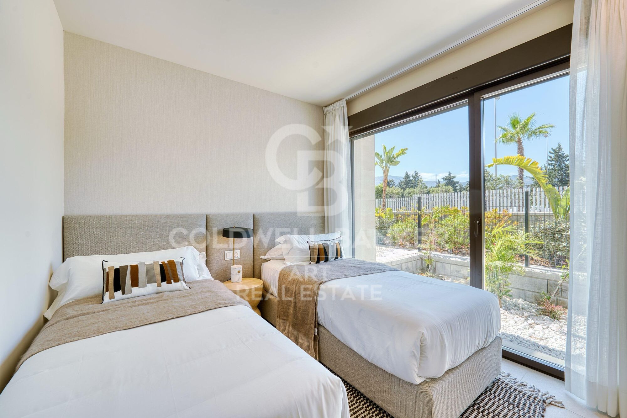 Spectacular beachfront apartment on the New Golden Mile